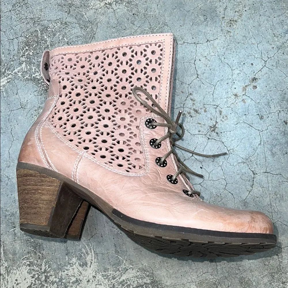* Women's Pink Lace-Up Ankle Boots - Picture 7 of 7